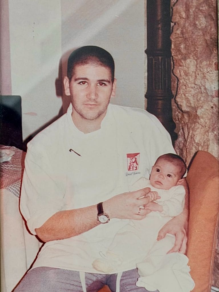 Dani García con una de sus hijas cuando era un bebé