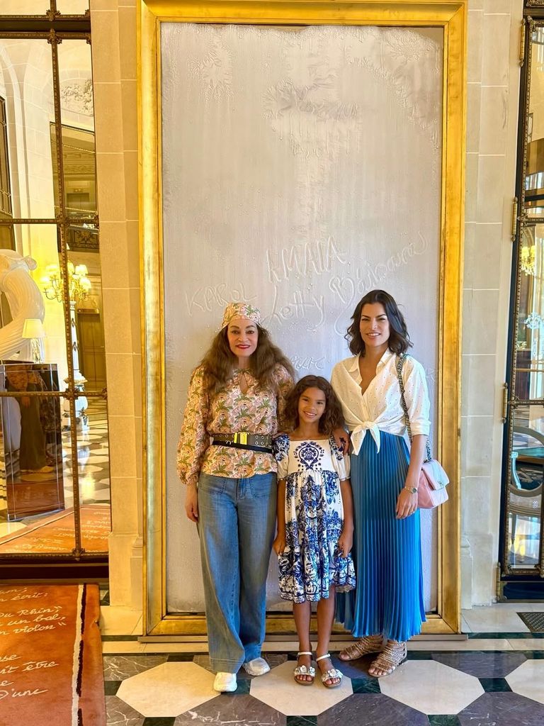 Las tres generaciones dejaron un recuerdo en uno de los restaurantes más reconocidos de París.