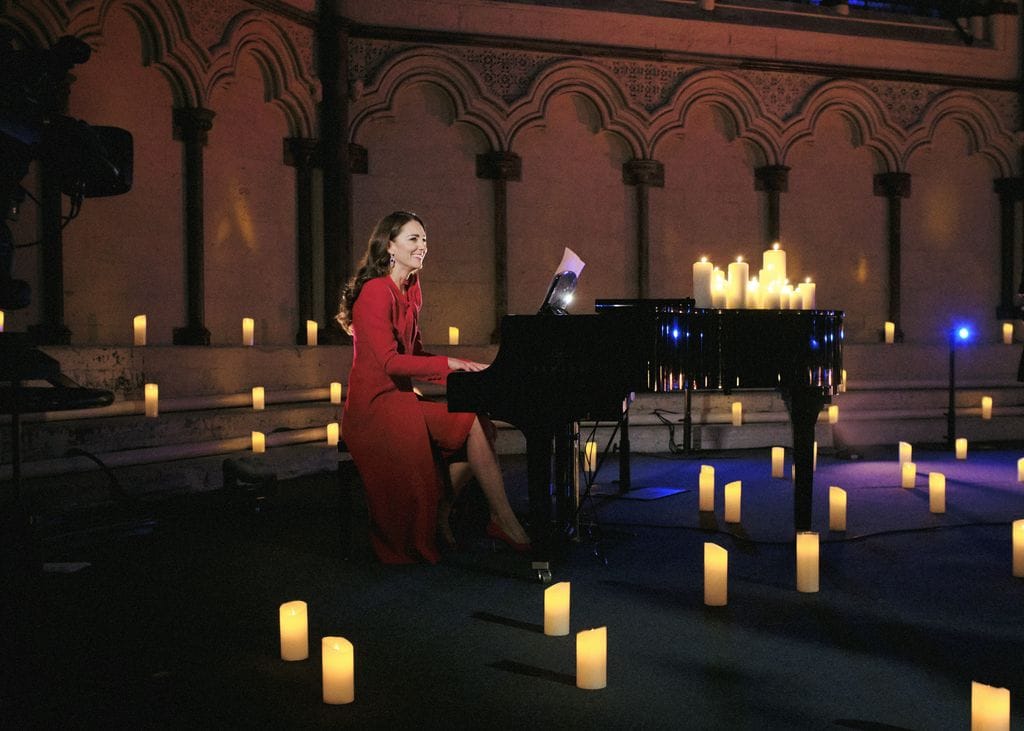 Plano entero de Kate Middleton tocando el piano en el concierto de Navidad