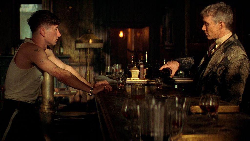 Cillian Murphy (derecha) vuelve a ponerse en la piel de Tommy Shelby. En la imagen, junto al actor Barry Keoghan