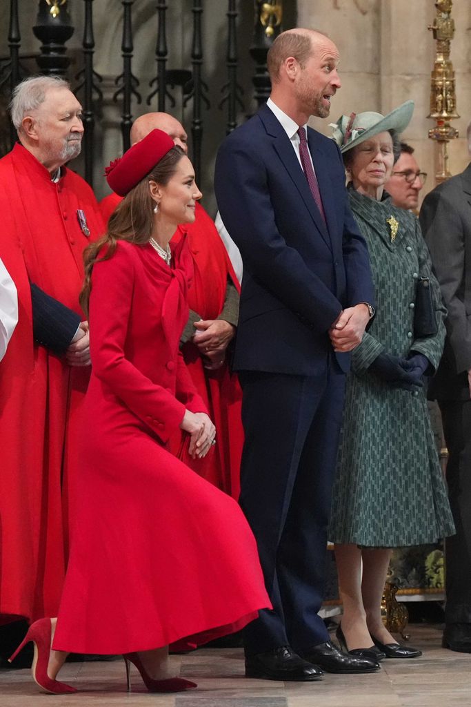 Kate Middleton fue captada realizando una reverencia a los reyes.