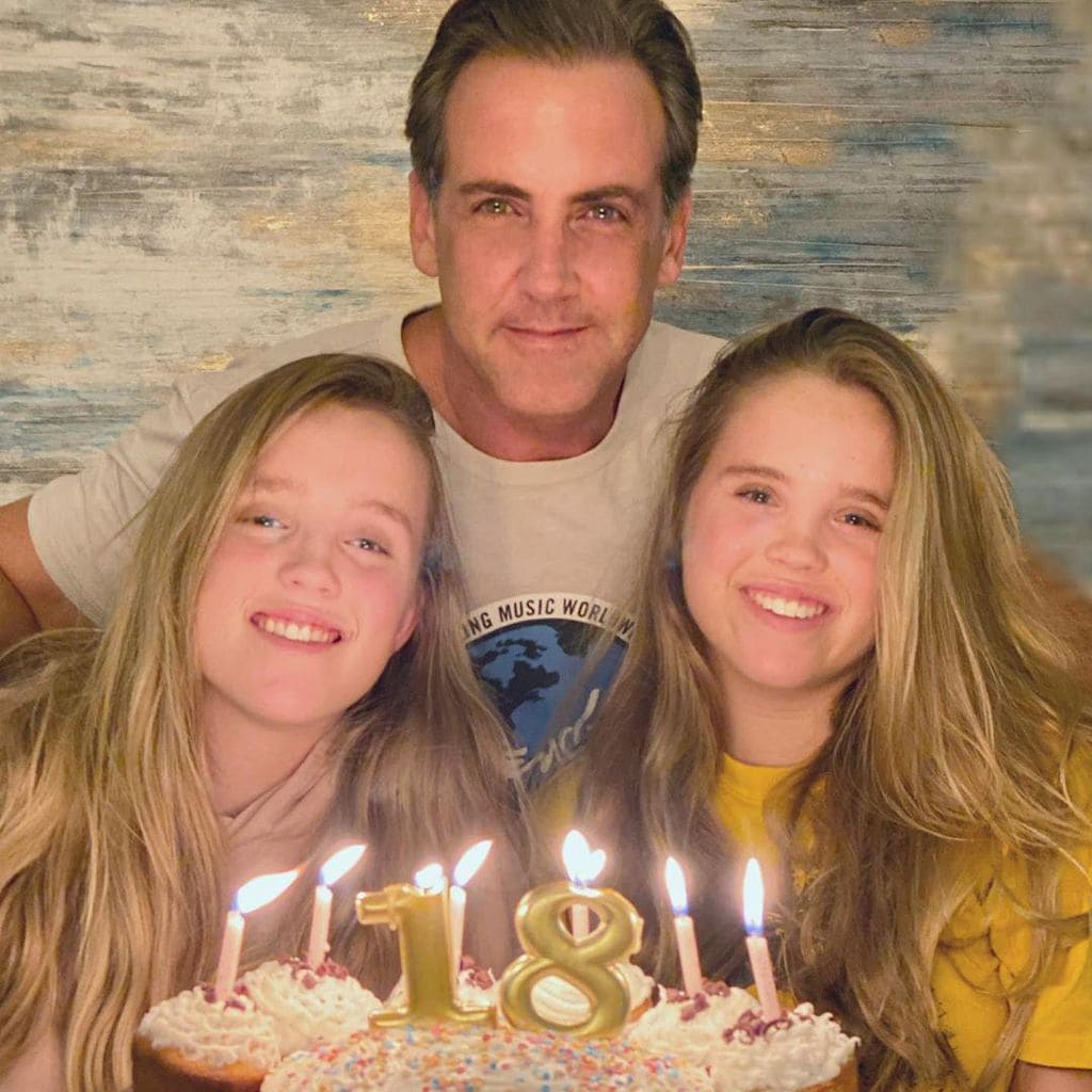 Carlos Ponce y sus hijas