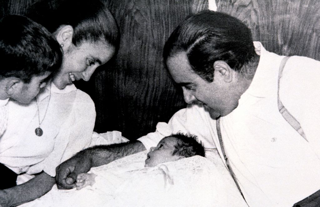 Isabel Pantoja con sus padres, Juan Pantoja y Ana Martin en 1956, año de su nacimiento