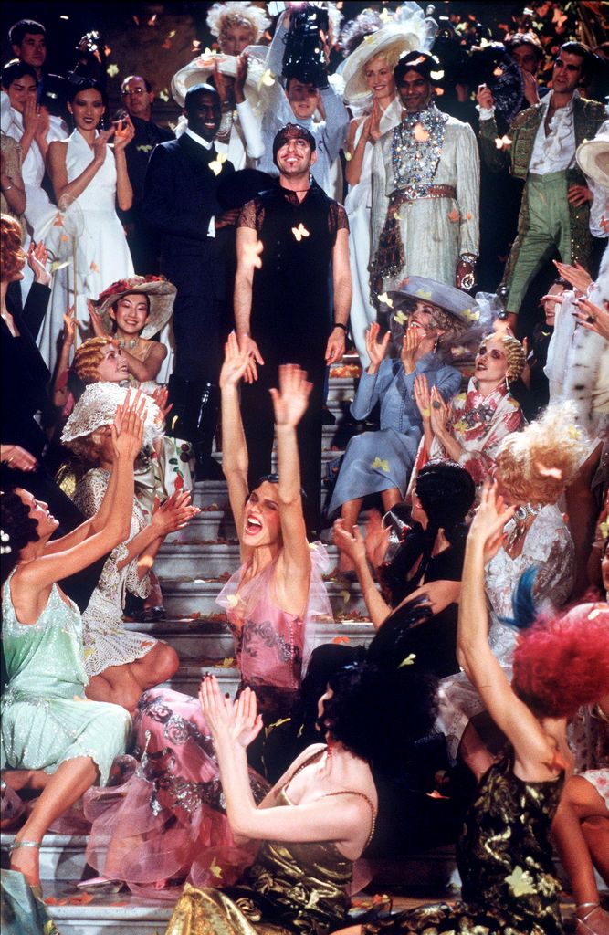 Desfile de Alta Costura de Christian Dior por John Galliano en París, 1998.