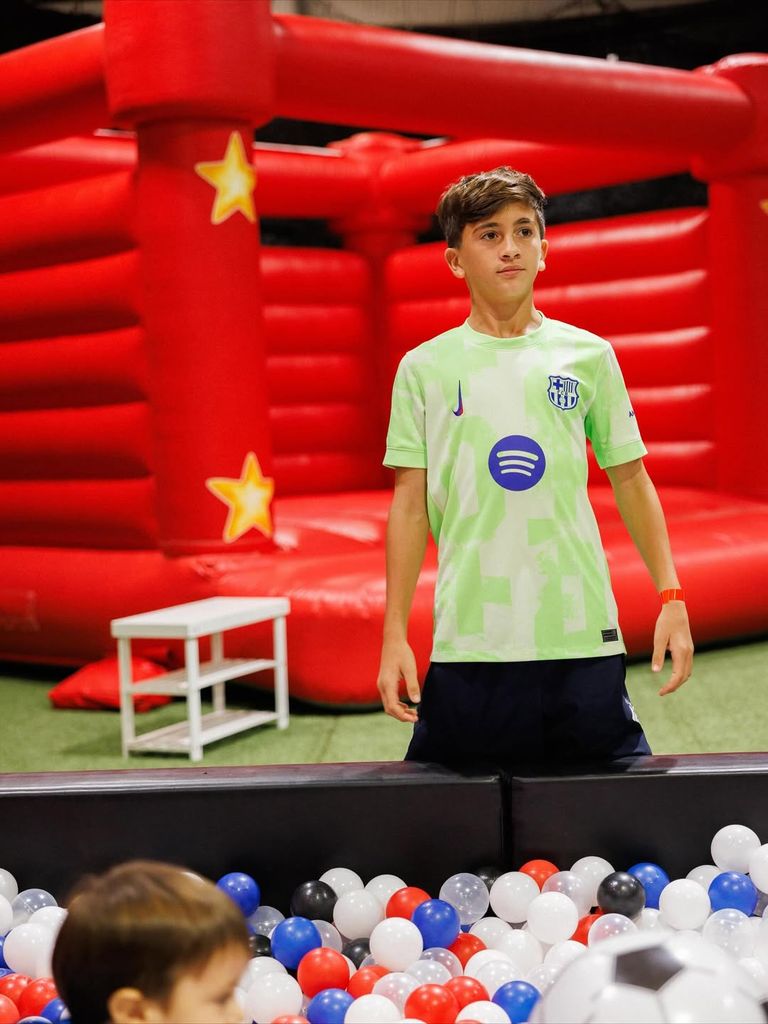 Thiago Messi estuvo feliz disfrutando de su día en una fiesta con temática del Barcelona