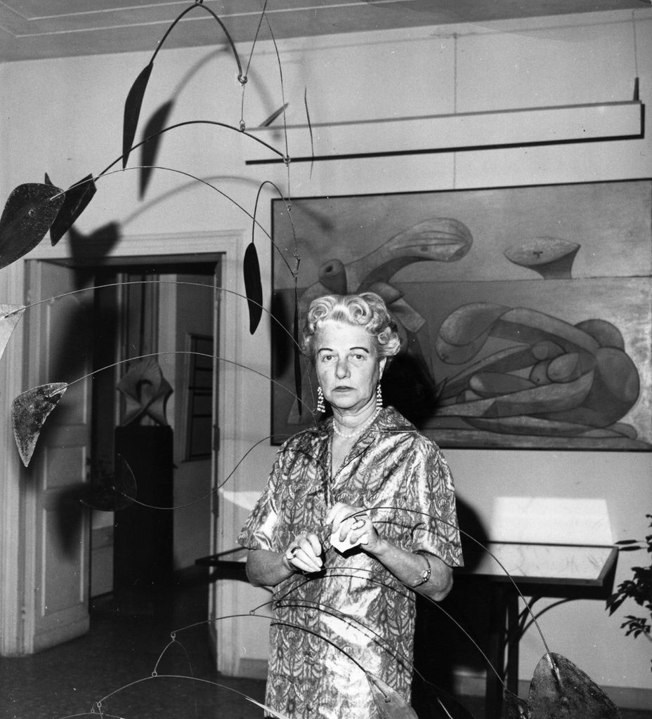Sobre estas líneas, la heredera americana Peggy Guggenheim, que se convirtió en la gran mecenas del arte del pasado siglo. Su historia estuvo marcada por la trágica pérdida de su padre (que falleció en el Titanic)