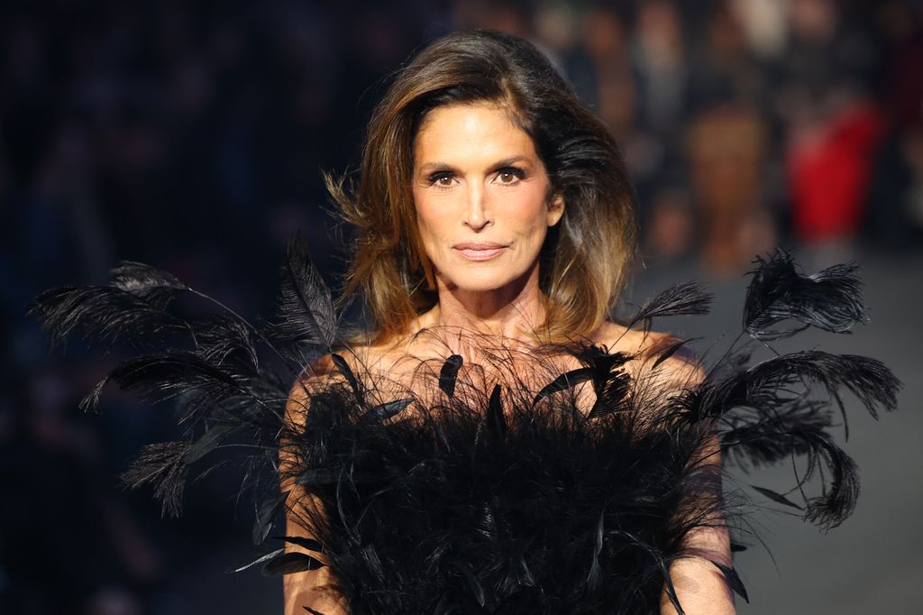 La modelo Cindy Crawford desfila durante la presentación de la colección Crucero 2027 de Gucci, celebrada en Times Square, Nueva York, el 16 de mayo de 2026