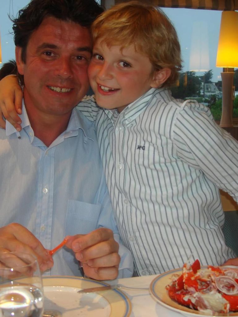 Clement Vandenkerckhove también compartió una foto con el marido de su madre, Frans Vancoppenolle, el hombre que le crió
