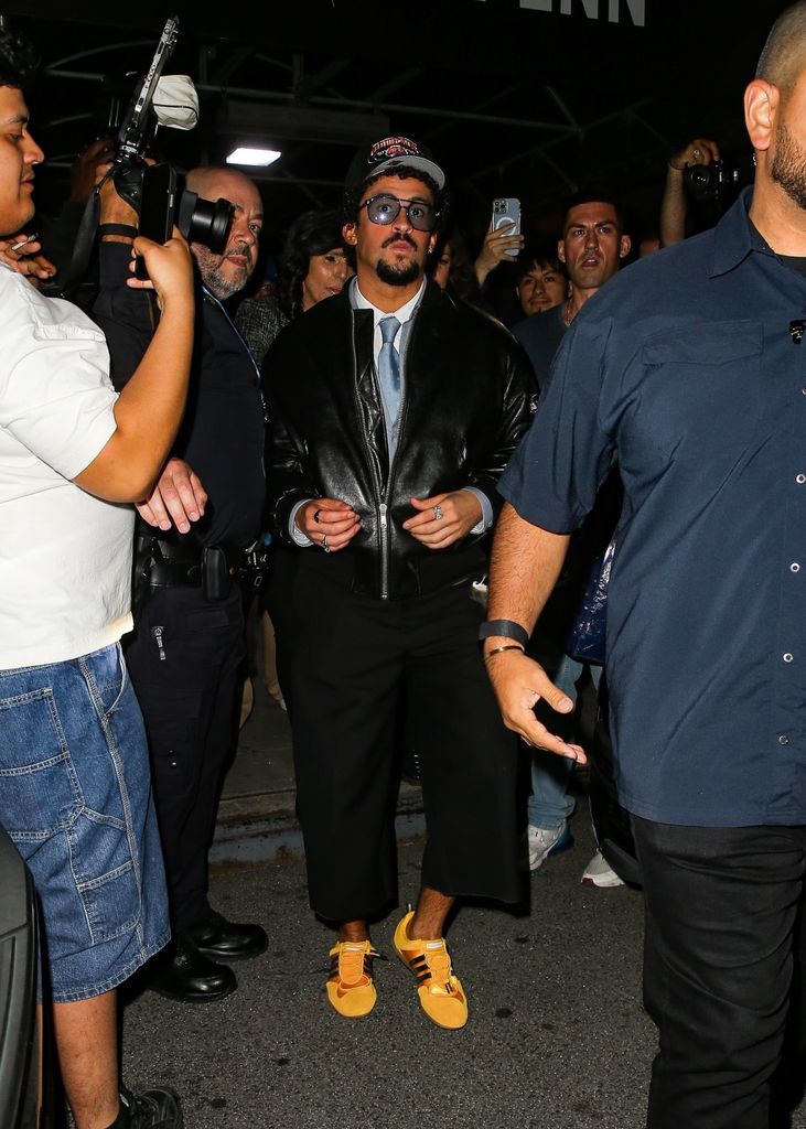 Bad Bunny es visto saliendo de Madison Square Garden en la ciudad de Nueva York después de una noche con mucho estilo.