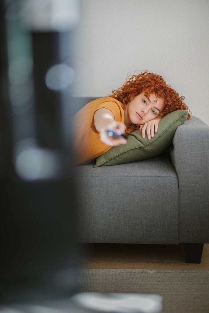 chica mando television sofa