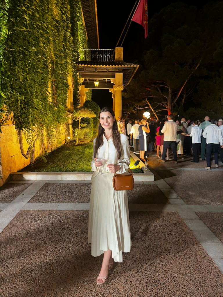Elisabeth Reynes en la recepción en el Palacio de Marivent con total look de Lola Casademunt, el 4 de agosto de 2026