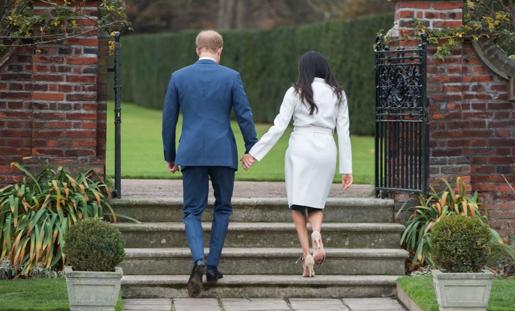Harry y Meghan posando ante la prensa en el Palacio de Kensington el 27 de noviembre del 2017 anunciando su boda para la primavera de 2018