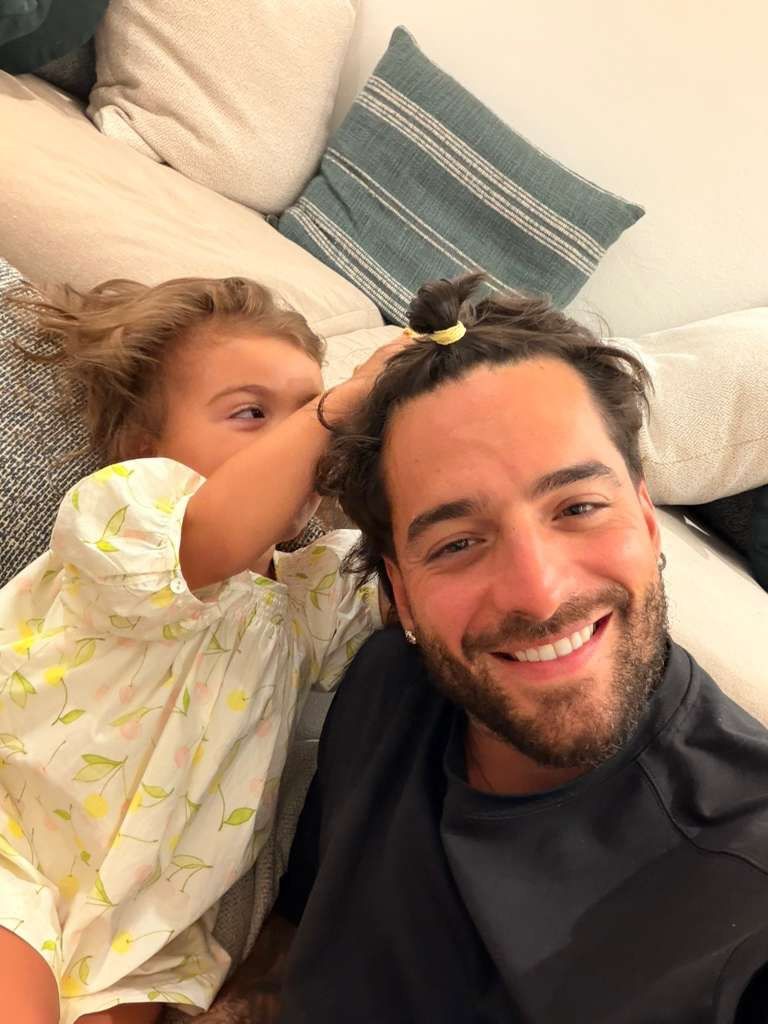 Maluma compartió un divertido momento junto a su hija París.
