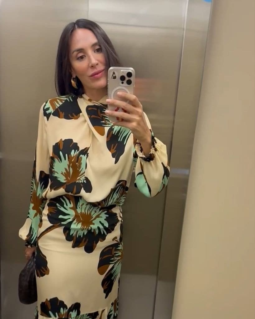 Tamara Falcó con vestido estampado en un evento de la diseñadora Johanna Ortiz