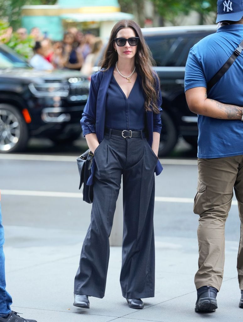 Anne Hathaway con look de oficina