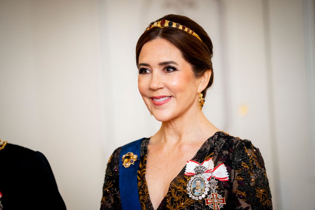 La reina Mary en Finlandia, luciendo la tiara de oro en Finlandia, la cual puede trasladarse al extranjero