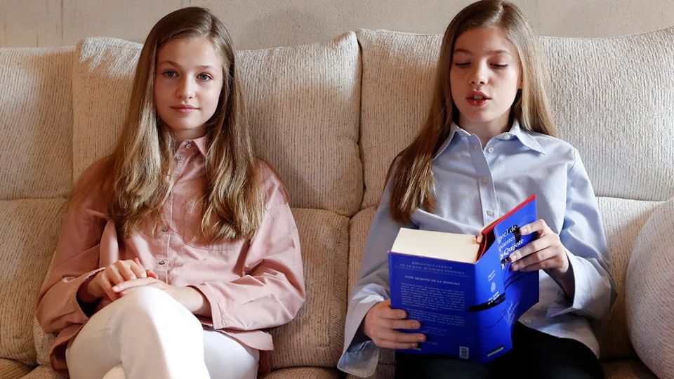 La princesa Leonor e infanta Sofía leyendo El Quijote