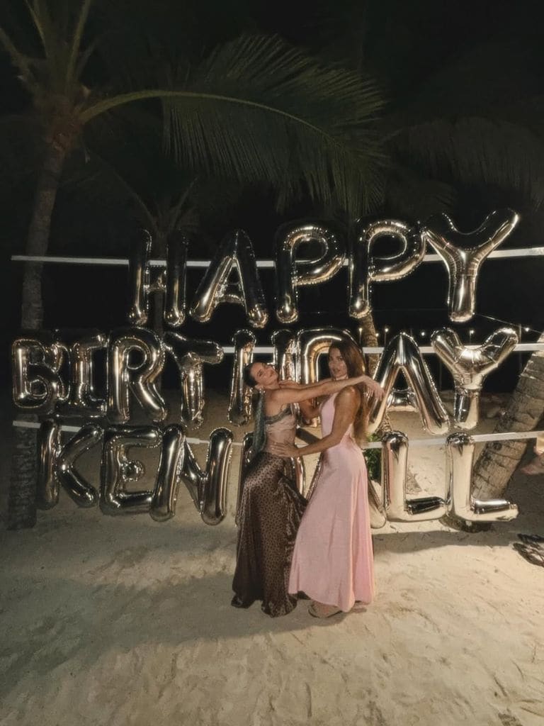 Colocaron unos globos gigantes plateados con el 'Happy Birthday Kendall' escrito