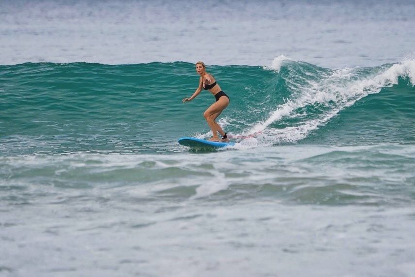 Ivanka Trump surfeando en Costa Rica
