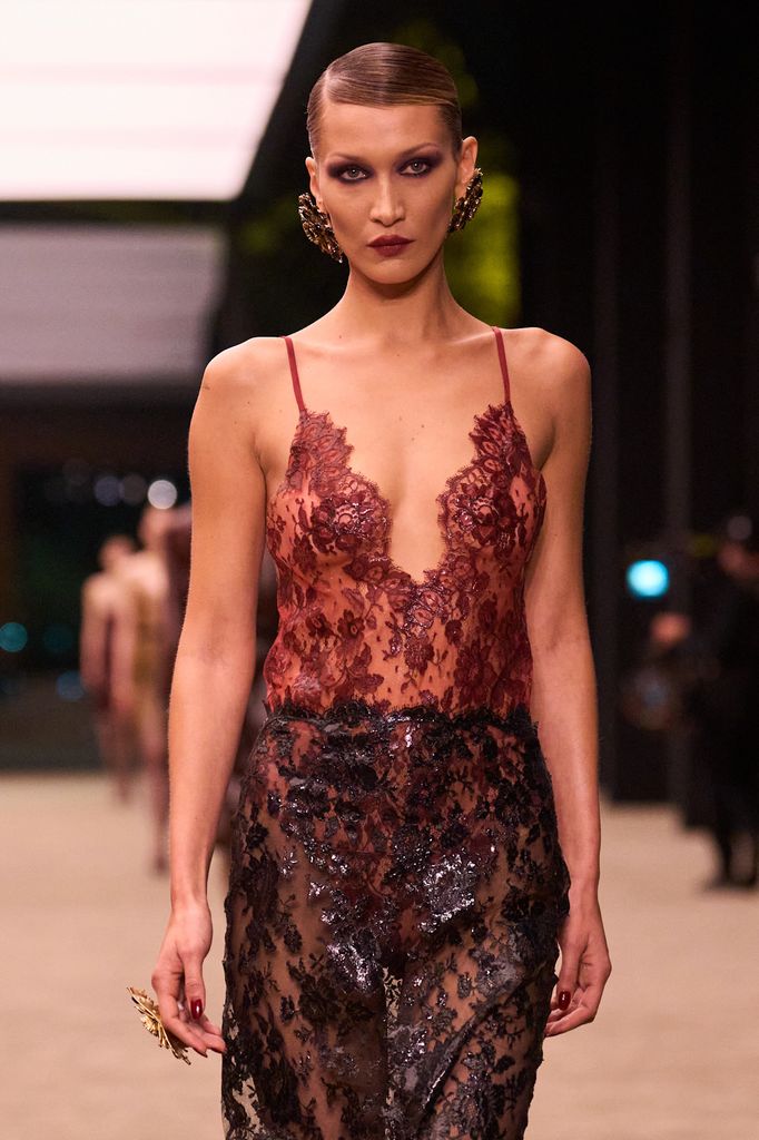 Bella Hadid desfilando para Saint Laurent Otoño/Invierno 2026-2027
