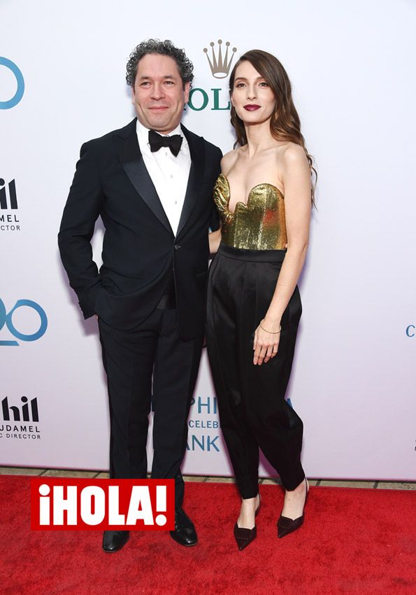 María Valverde brilla con un mono de corsé dorado en Los Ángeles
