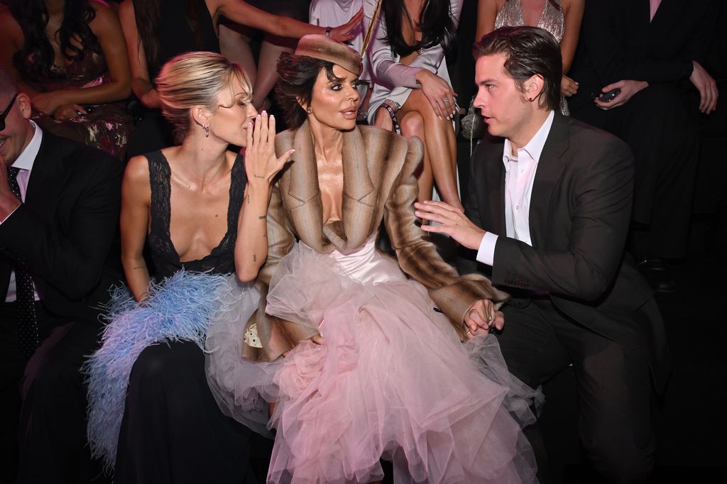 Delilah Belle Hamlin, Lisa Rinna y Dylan Sprouse en el 'front row' del Victoria's Secret Fashion Show 2026