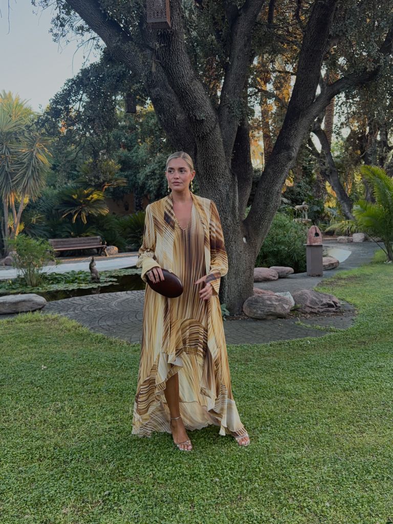 Paula Cremades, con un vestido fluido de corte asimétrico en tonos tierra
