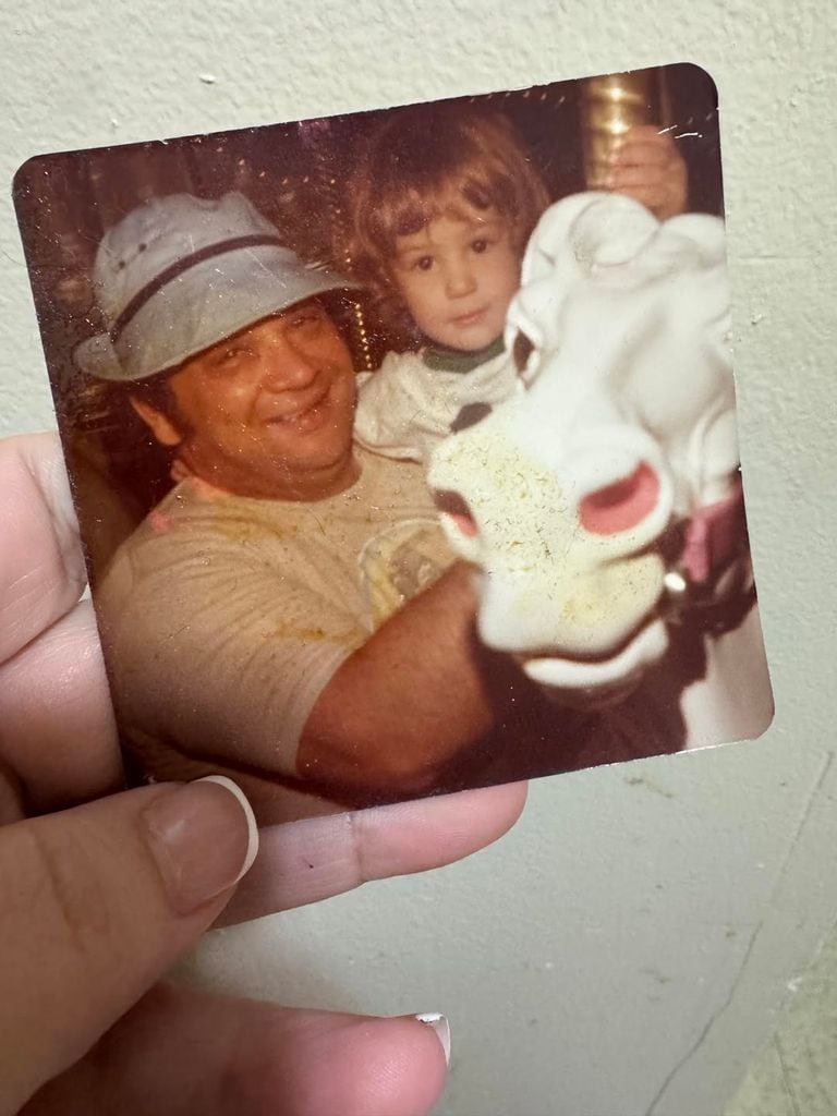 Charley Scalies junto a su hija Anne Marie cuando era pequeña