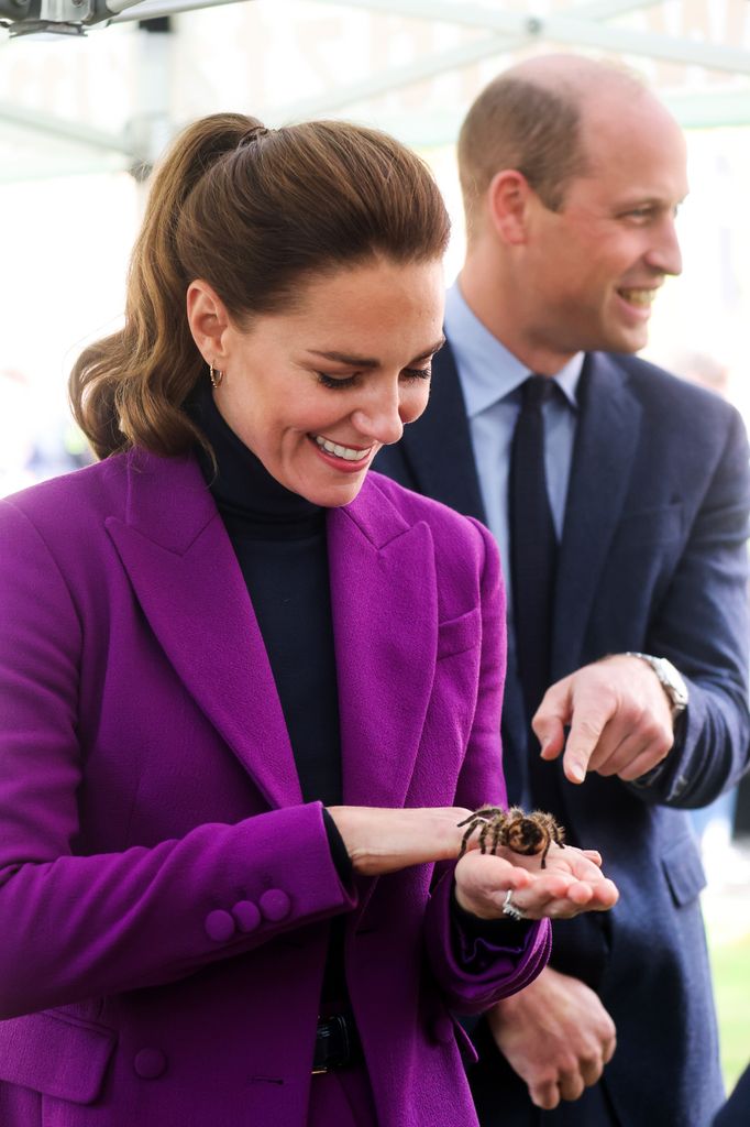 Kate Middleton cogiendo una tarántula en su vistia de 2021 a la universidad de Ulster