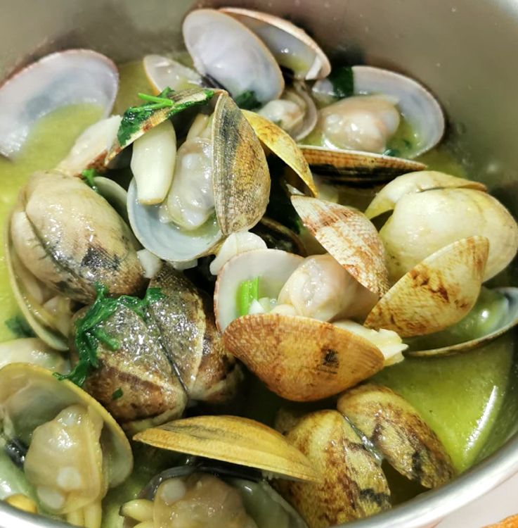 Almejas à Bulhão Pato, de Cervejaria Ramiro, conocido restaurante de marisco de Lisboa.