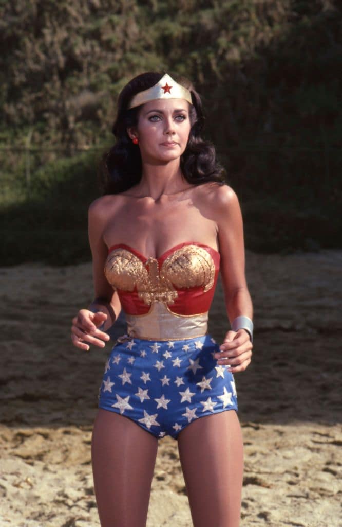 Lynda Carter, la icónica 'Wonder Woman', y su hija deslumbran en la Semana de la Moda de París