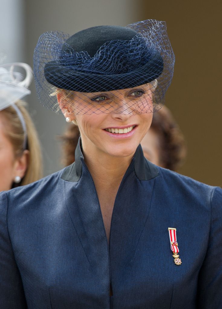 Charlene en el Día Nacional de Mónaco de 2012, con tocado azul de redecilla