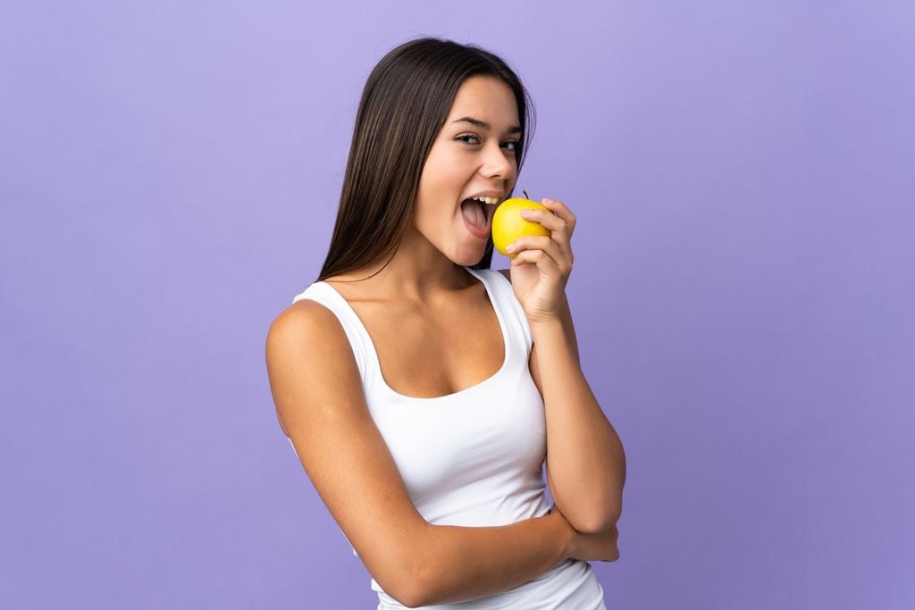 Adolescentes comiendo una manzana por la Dieta de las princesas Disney