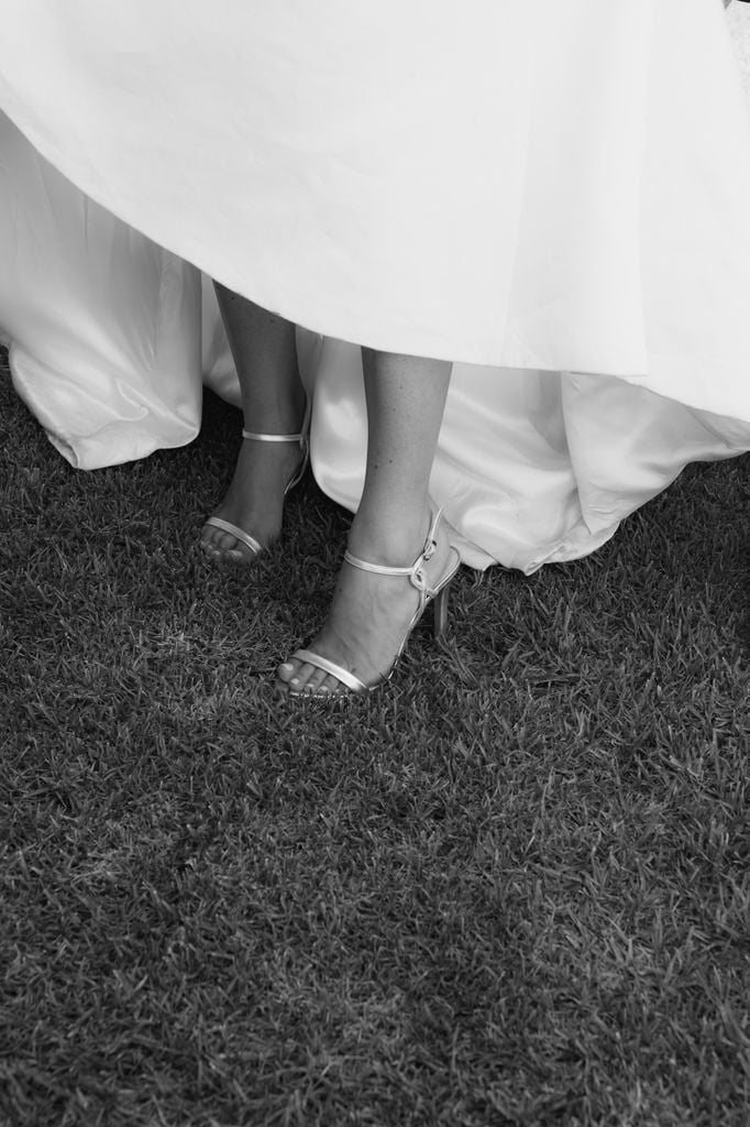 Sandalias doradas de novia