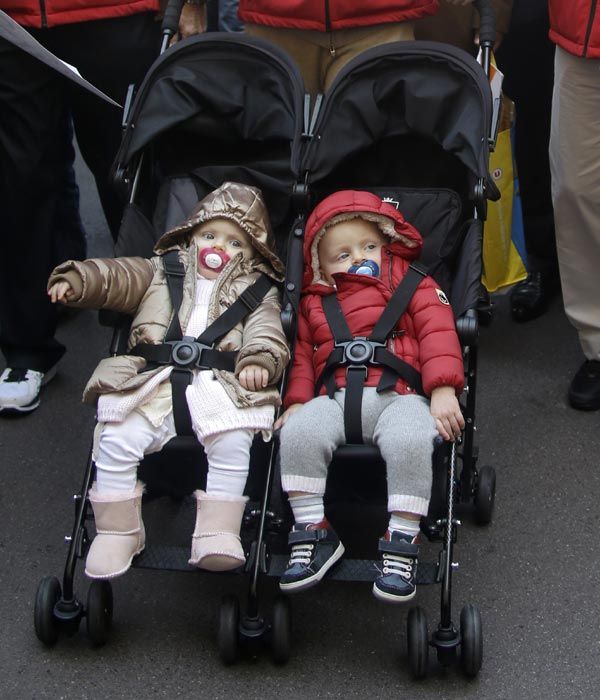 Los niños, iban perfectamente protegidos contra el frío, la princesa Gabriella con un abrigo marrón y botas rosas, y su hermano con un plumífero rojo, el mismo color de las idénticas chaquetas que llevaban sus padres

