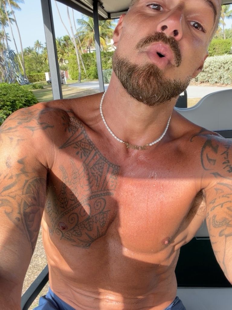 Ricky Martin tiene un collar de perlas con las iniciales de sus hijos.
