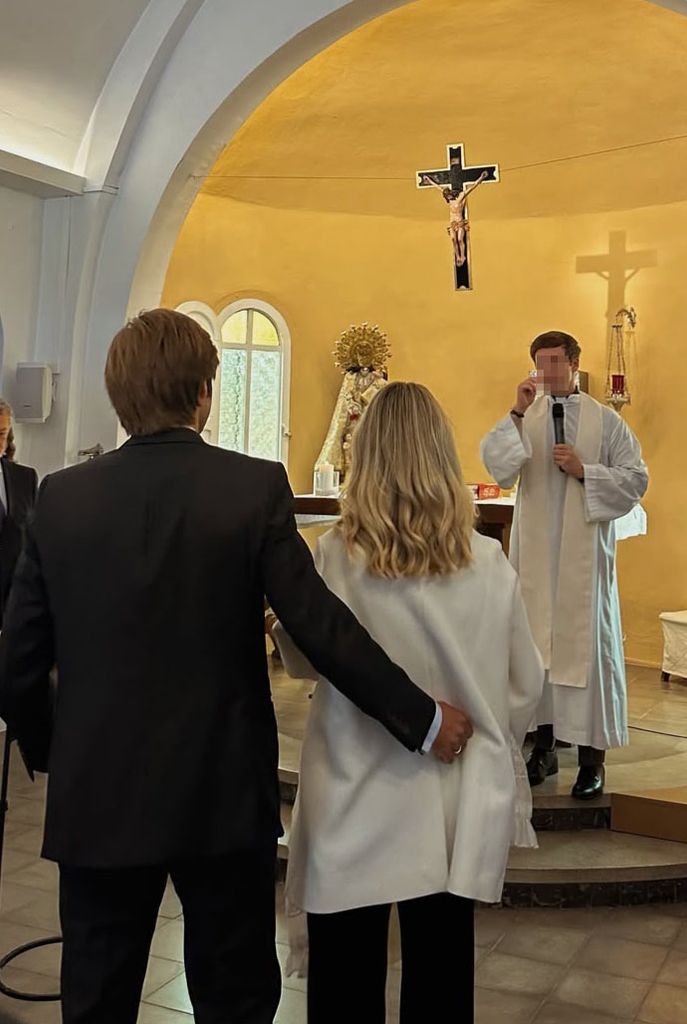 Los padres del pequeño, Paty y Javier, en un momento de la ceremonia religiosa