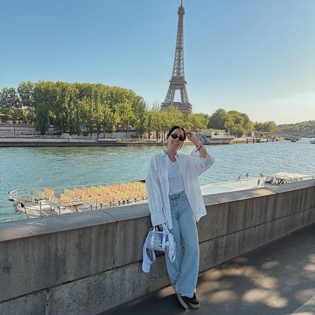 Hace unas horas, Stephanie anunció su llegada a París. 