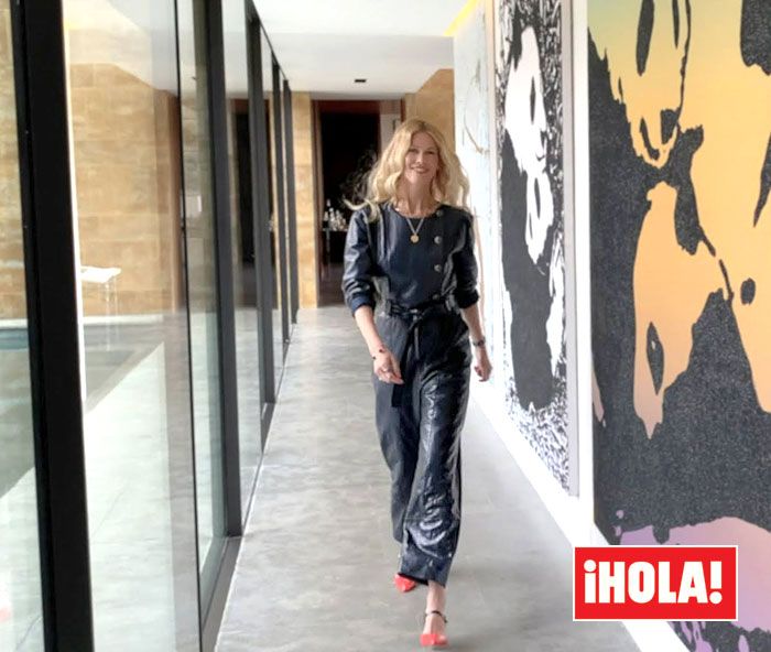 Claudia Schiffer con un mono azul