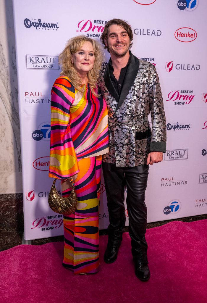 RJ Mitte con su madre Dyna; ella fue quien lo encontró sin vida. 