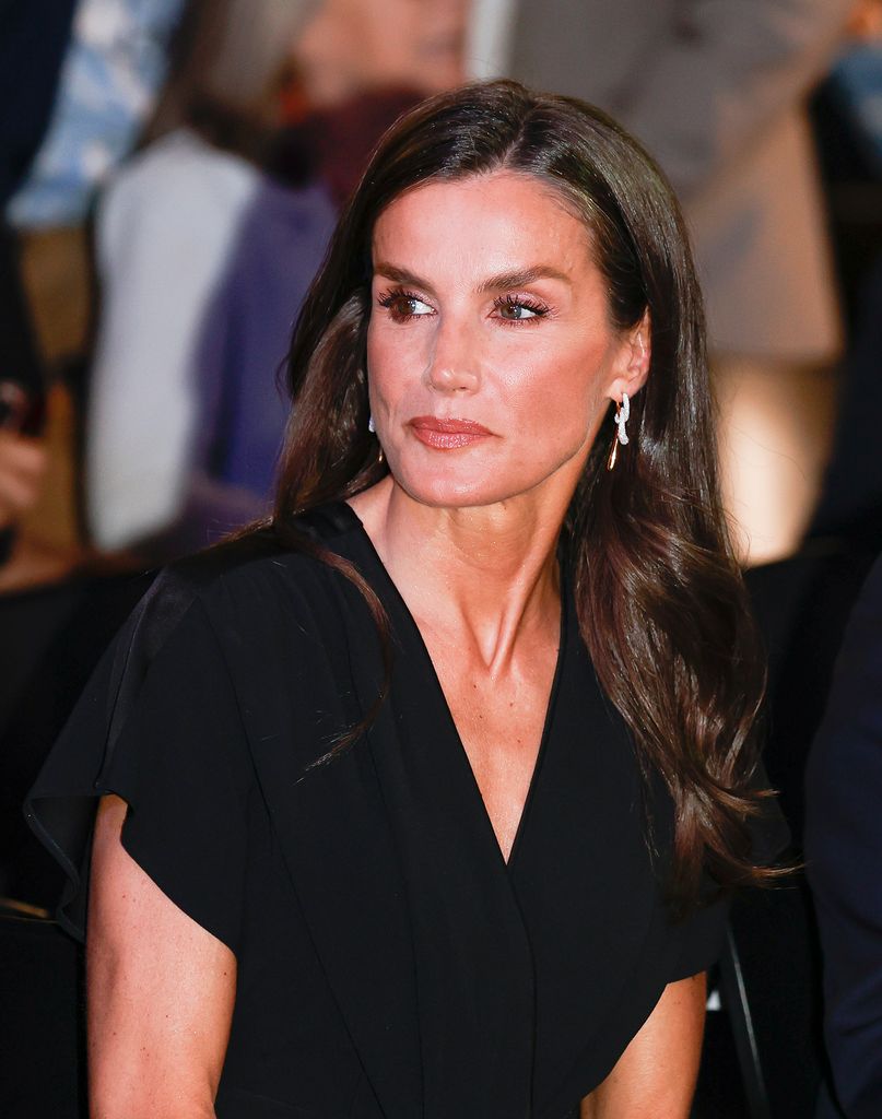 La reina Letizia con mono negro