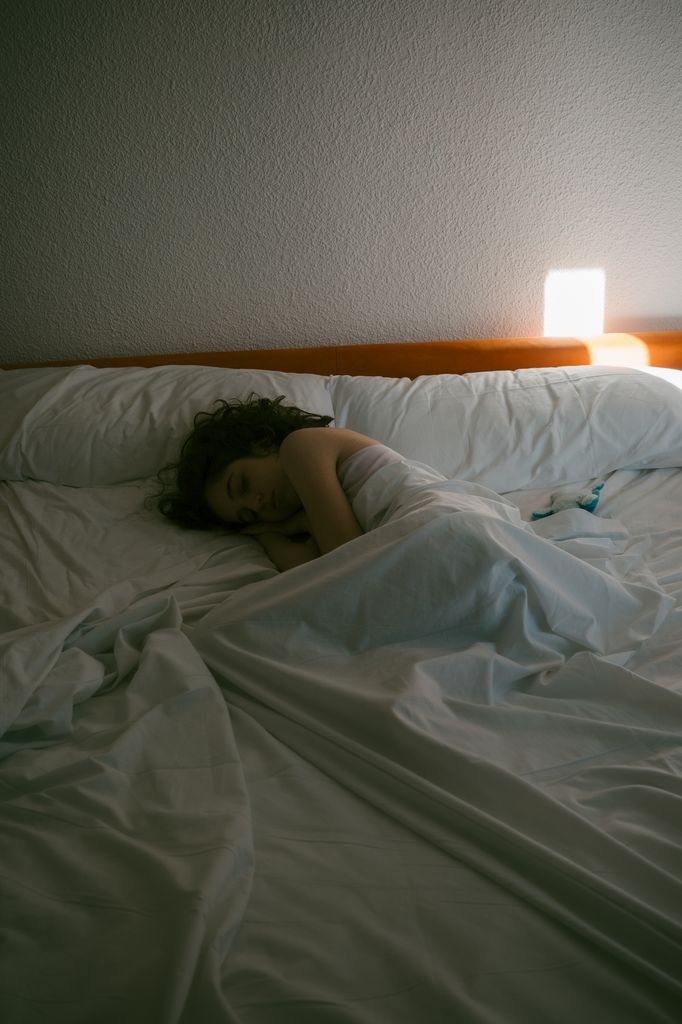 chica tumbada cama