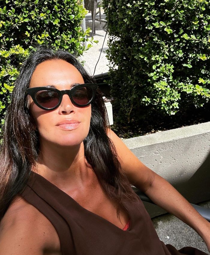 Cristina Saavedra tomando el sol