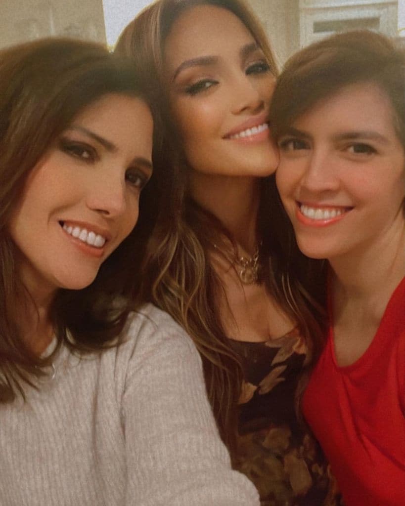 Jennifer Lopez con sus hermanas Lynda y Leslie en una foto del Thanksgiving de 2022.