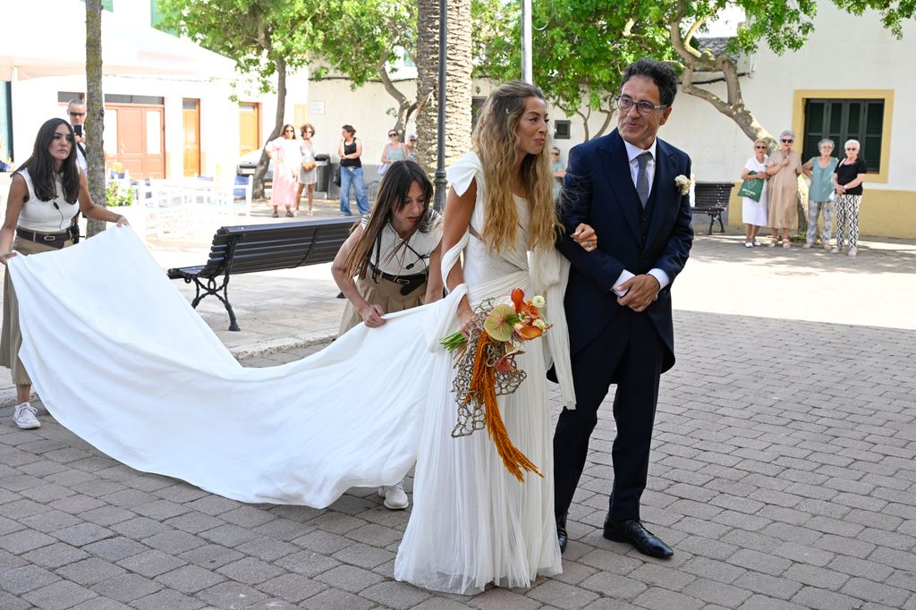 Belén, del brazo de su padre en el día de su boda, el 14 de junio de 2025