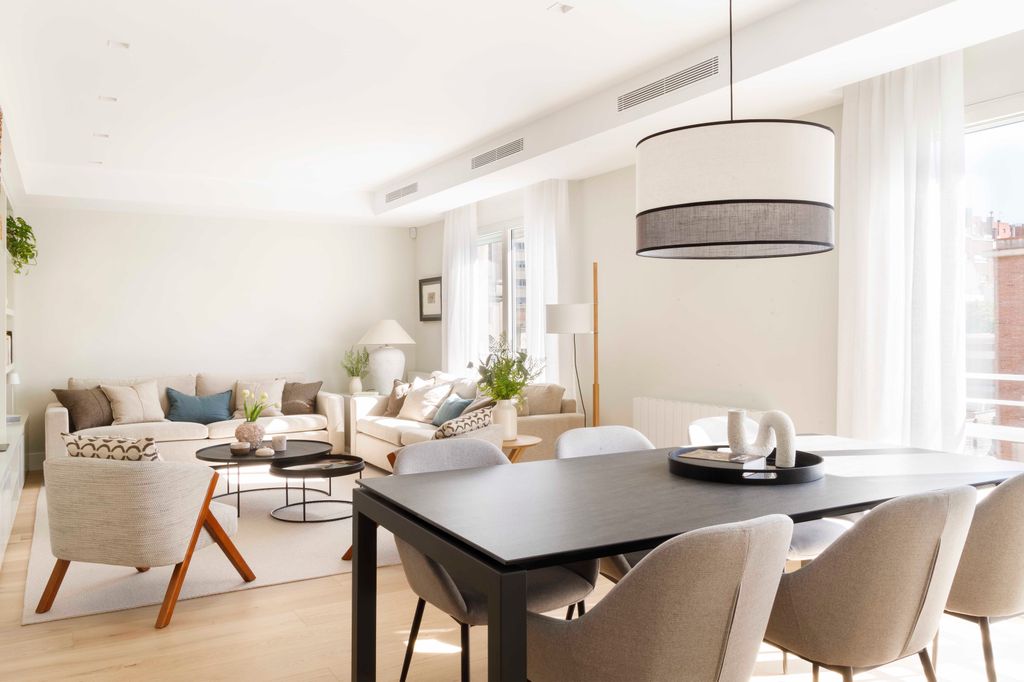 Comedor y salón en un piso que goza de una excelente luz natural, pero en el que también se ha hecho un excelente proyecto de la iluminación artificial