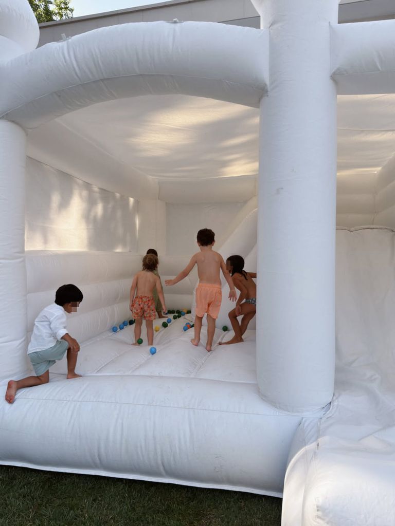 El castillo hinchable fue una de las grandes atracciones para los más pequeños