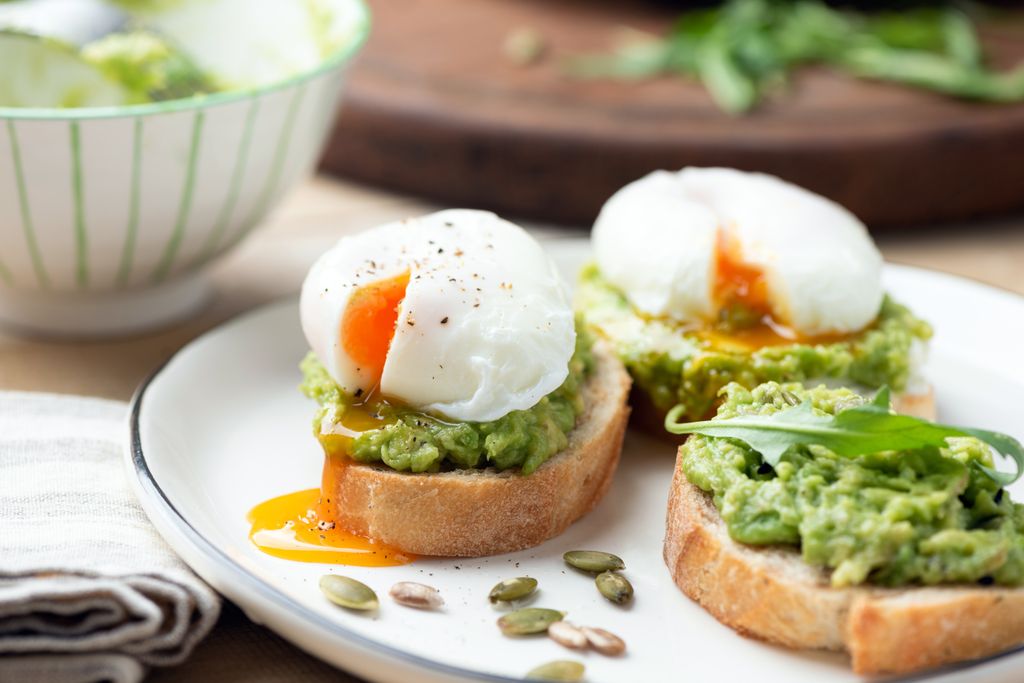 Tostas de aguacate con huevo poché