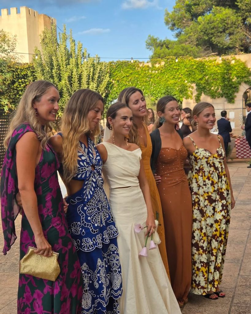 Belén Écija se va de boda con un vestido alquilado de escote flor