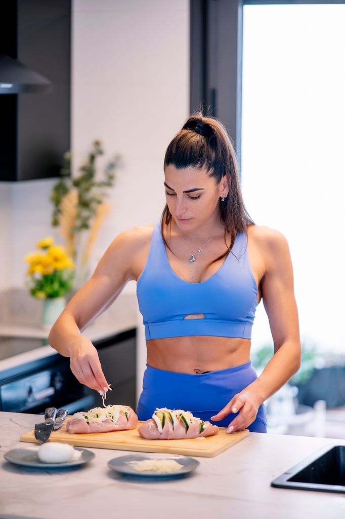 chica cocinando